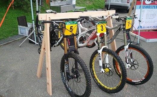 【3-40】桧製自転車ラック　宿輪木
